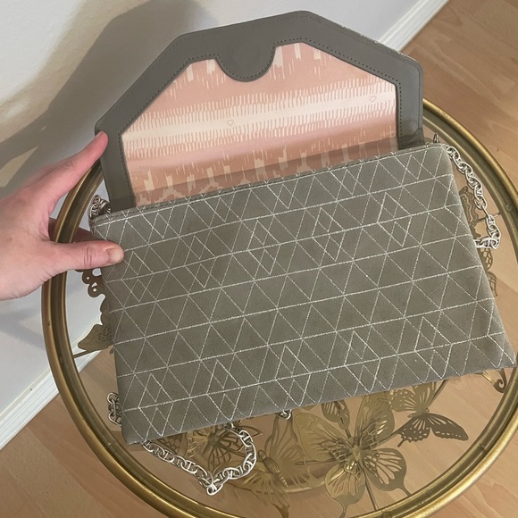 Stella and dot grey and silver clutch with detachable shoulder strap. - Picture 2 of 4